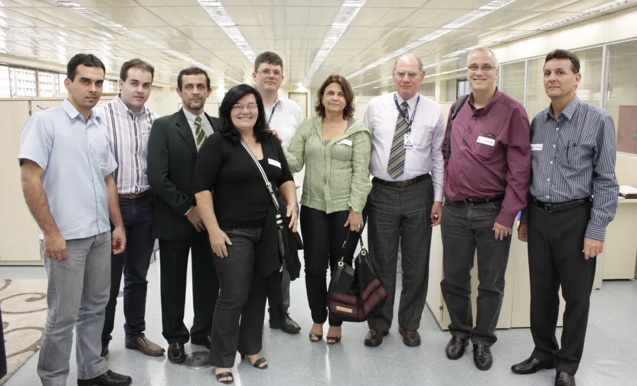 Experiência do Paraná em biometria e integração de sistemas foi apresentada ao Espírito Santo Da esquerda para direita: analista de sistemas, Alysson Pitol Corrêa; gerente operacional do Detran-ES, Maurício Cabaleiro Becker; assessor especial da Secretaria de Segurança do Espírito Santo, Job Tadeu Dala Bernardina; subgerente de integração da Prodest, Suzana Denti Adnet; coordenador de desenvolvimento da DIDES, Mario Morais Junior; perita papiloscopista chefe do departamento de identificação do Instituto de Identificação do ES, Etelvina de Lana Encarnação; diretor