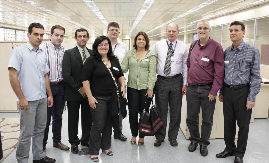 Experiência do Paraná em biometria e integração de sistemas foi apresentada ao Espírito Santo Da esquerda para direita: analista de sistemas, Alysson Pitol Corrêa; gerente operacional do Detran-ES, Maurício Cabaleiro Becker; assessor especial da Secretaria de Segurança do Espírito Santo, Job Tadeu Dala Bernardina;  subgerente de integração da Prodest, Suzana Denti Adnet;  coordenador de desenvolvimento da DIDES, Mario Morais Junior; perita papiloscopista chefe do  departamento de identificação do Instituto de Identificação do ES, Etelvina de Lana Encarnação; diretor