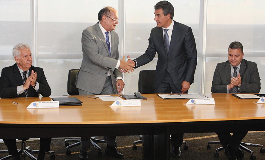 Assinatura de acordo entre TSE e governo do Paraná