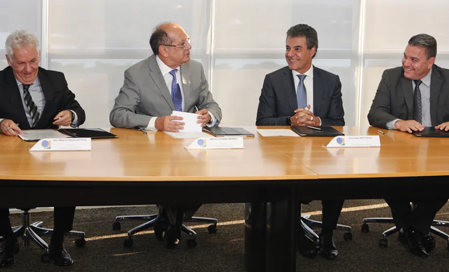 Assinatura de acordo entre TSE e governo do Paraná