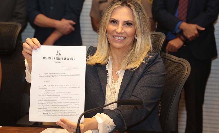 Governo adota novas medidas para simplificar atendimento ao cidadão A governadora Cida Borghetti assinou nesta segunda-feira (23), durante a reunião do secretariado, no Palácio Iguaçu, um decreto que padroniza os procedimentos de atendimento e deixa de exigir dos usuários informações que já estão na base de dados do Estado. A ideia é  diminuir a burocracia e facilitar o atendimento dos órgãos públicos estaduais aos cidadãos.