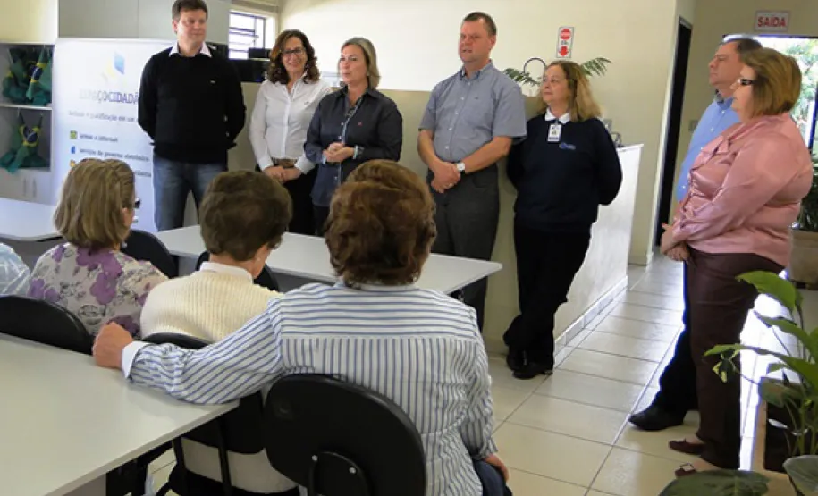 Inauguração do Espaço Cidadão de Floresta conta com apoio da Celepar Loiola entregando o catálogo de soluções para os municípios elaborado pela Celepar ao prefeito de Floresta.