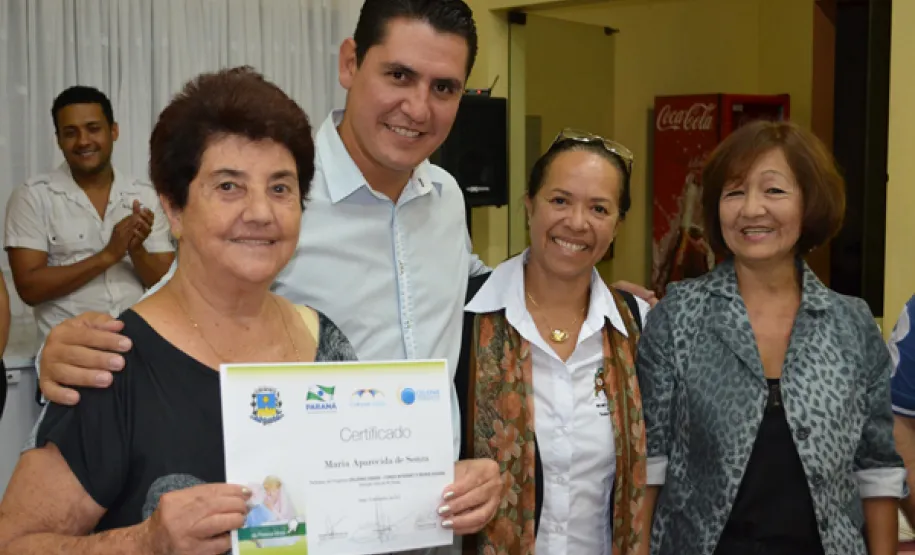 Prefeitura de Assaí e Celepar entregam certificados aos idosos
