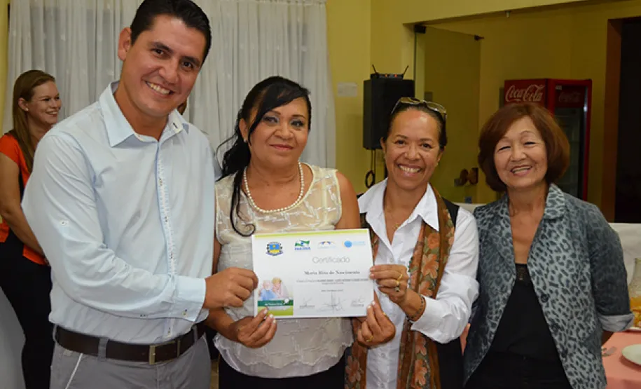 Prefeitura de Assaí e Celepar entregam certificados aos idosos