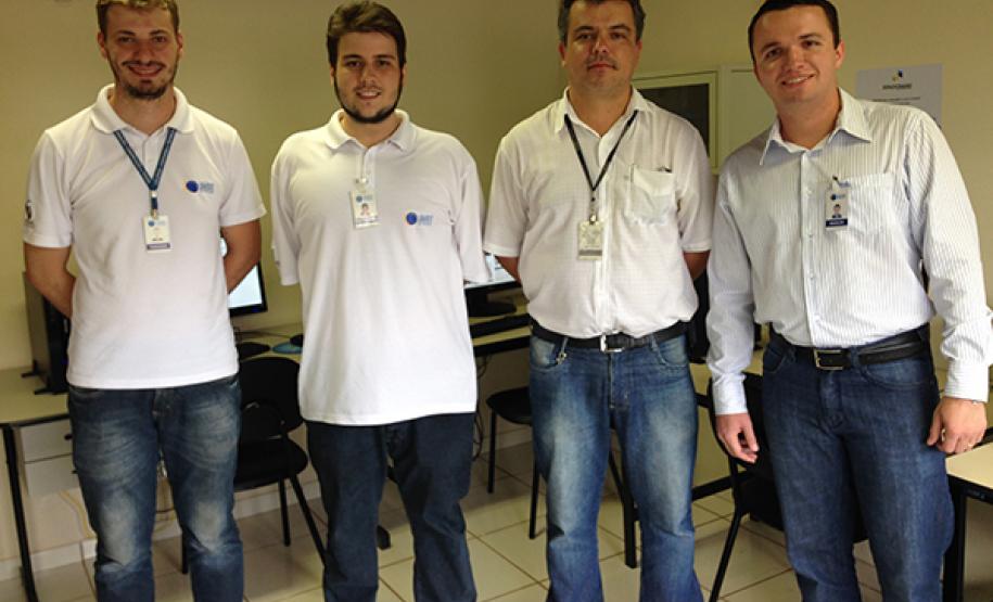 Inauguração do Espaço Cidadão de Floresta conta com apoio da Celepar A equipe responsável pela implantação (da direita para a esquerda). O supervisor da regional de Maringá, Rodolfo Zanardi Loiola; os técnicos, Marcio Costa, Luiz Eduardo Costa e Oliveira e Fernando Meurer.