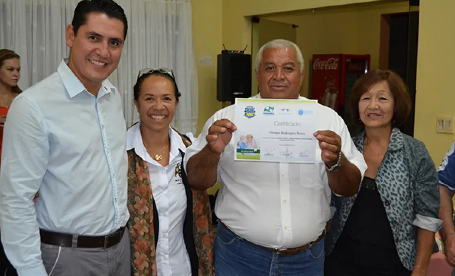 Prefeitura de Assaí e Celepar entregam certificados aos idosos