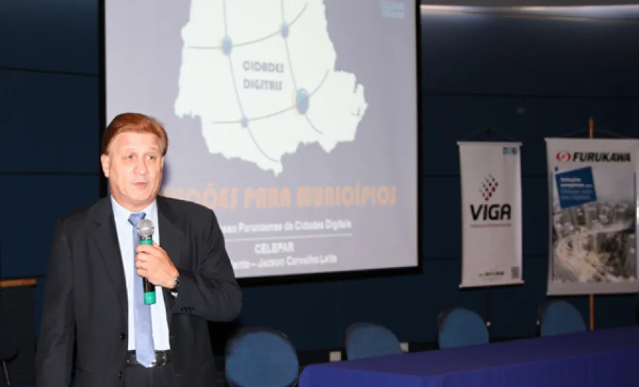 Celepar tem linha de produtos e serviços destinada aos municípios paranaenses O presidente Jacson Carvalho Leite apresenta a linha de produtos e serviços da Celepar aos participantes do I Congresso Paranaense de Cidades Digitais