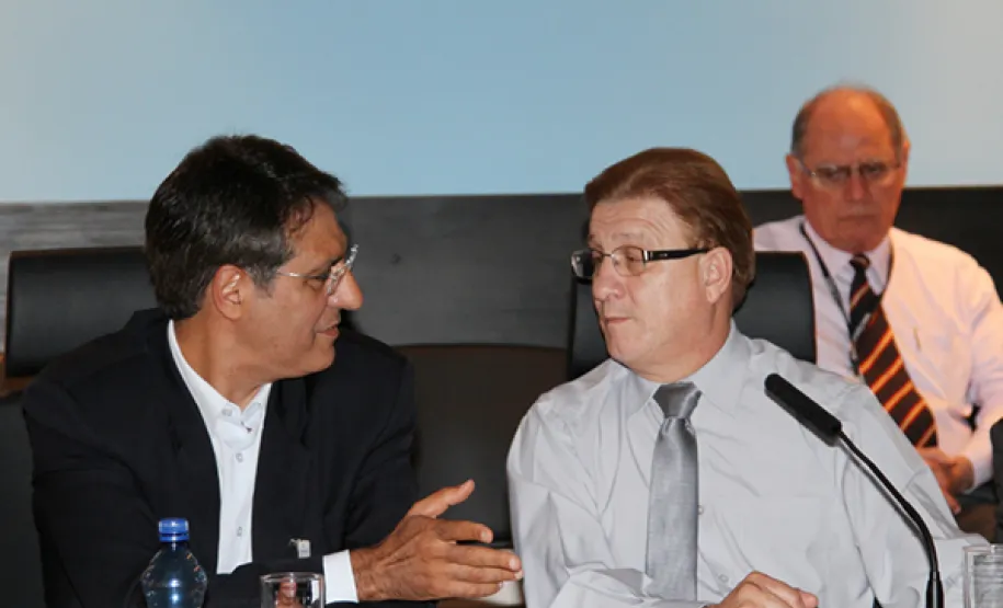 Celepar apresenta soluções de Business Intelligence à Secretaria de Infraestrutura e Logística O presidente Jacson Carvalho Leite apresenta ao secretário José Richa Filho os cases de BI's desenvolvidos pela Celepar para a SEIL