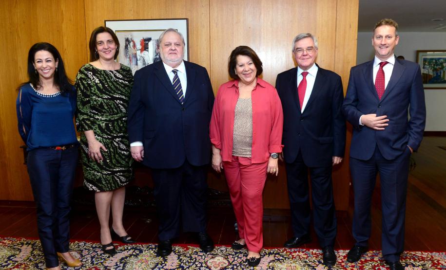 Secretária da Justiça, Cidadania e Direitos Humanos do Paraná, Maria Tereza Uille Gomes, apresenta a plataforma de monitoramento do sistema carcerário paranaense ao presidente do STJ, ministro Felix Fischer, e a outras autoridades do STJ e do Conselho Nacional de Justiça (CNJ). Na imagem, Morgana Richa, Maria Tereza Uille Gomes, Felix Fischer, Eliana Calmon, Sidnei Beneti e Jairo Gilberto Schäfer.