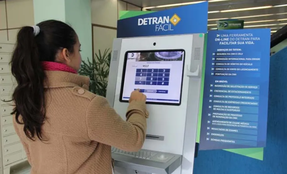 Detran Fácil dobrou atendimentos em 2014 com solução tecnológica desenvolvida pela Celepar Dobra uso de serviços do Detran pela internetFoto: Juliano Pedrozo/DetranPR