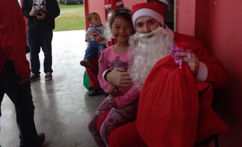 Celeparianos alegram o natal de crianças de Piraquara
