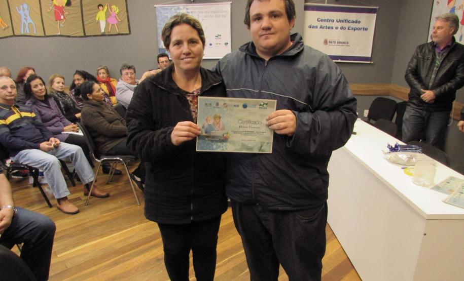 Curso de Acesso à Internet e Redes Sociais inclui mais de 60 idosos de Pato Branco no mundo digital