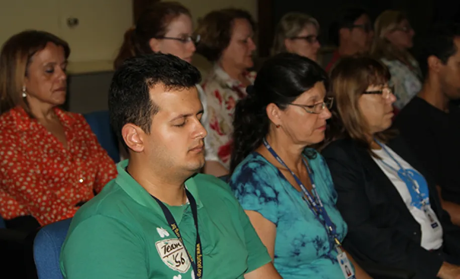 Empregados da Celepar param por 5 minutos para meditar x
