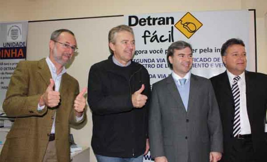 A partir da direita, o diretor-geral do Detran-PR, Marcos Traad, o prefeito de Curitiba, Luciano Ducci, o secretário da Segurança Pública, Reinaldo de Almeida César e o diretor-geral do Instituto, Newton Tadeu Rocha