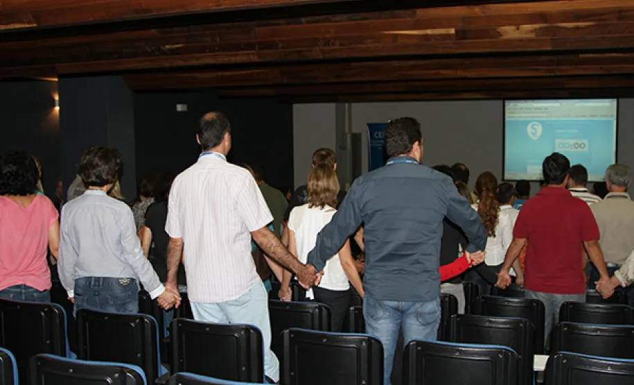 Empregados da Celepar param por 5 minutos para meditar x
