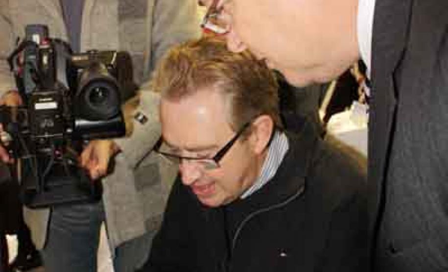 Em primeiro plano, o diretor-geral do Instituto, Newton Tadeu Rocha e o  o prefeito de Curitiba, Luciano Ducci