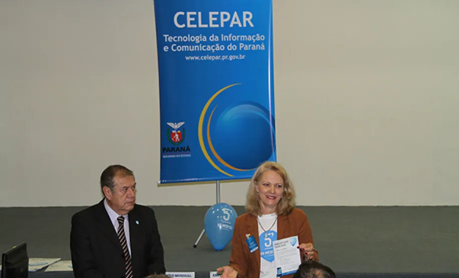 Movimento Mãos Sem Fronteiras apresenta ao presidente da Celepar a campanha de meditação pela paz no mundo Meditação pela paz.