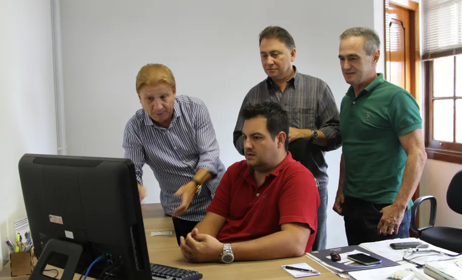 Prefeitura de Foz do Iguaçu tem interesse em sistemas da Celepar O presidente Jacson Carvalho Leite apresenta a Rede Executiva ao Patryck Rocha de Souza(sentado) e Sérgio Leonel Beltrame, observado pelo diretor de Mercado, Nelson Garcia