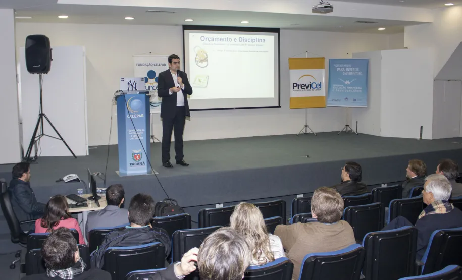 Programa minha escolha realiza palestra sobre investimento