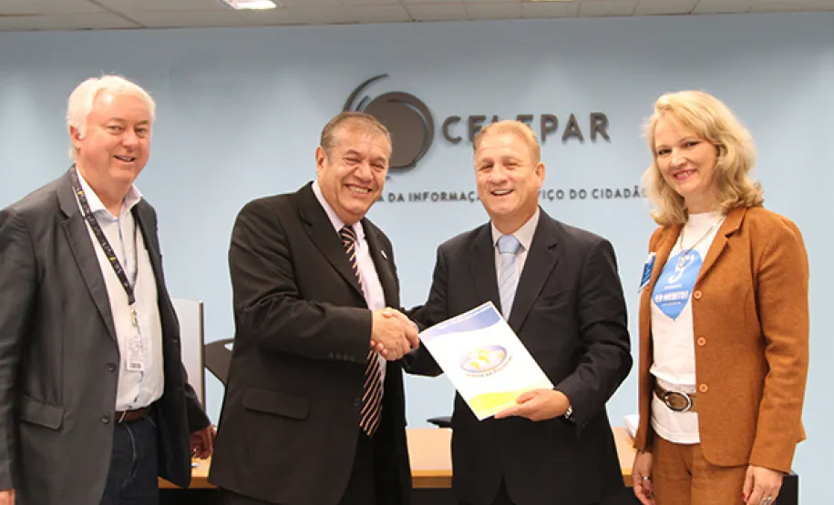 Movimento Mãos Sem Fronteiras apresenta ao presidente da Celepar a campanha de meditação pela paz no mundo Meditação pela paz.