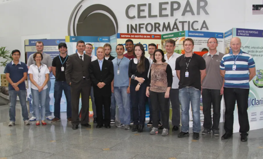 Equope da Cosin A3 e o presidente Jacson Carvalho Leite A equipe de desenvolvimento, acompanhados do presidente da Celepar, Jacson Carvalho Leite, do Diretor de Desenvolvimento, José Juracy Macedo e do procurador do Estado, Luiz Fernando Baldi, responsável pela implantação do sistema na PGE.