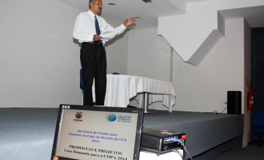 O coordenador na Celepar do projeto Copa do Mundo, Adão Antonio Predozo explica aos membros das câmaras temáticas  a metodologia do trabalho