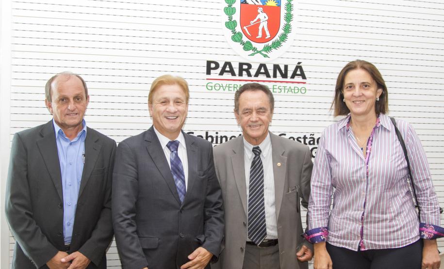 Diretor Geral da Secretaria de Estado da Saúde (SESA), Sezifredo Paz; presidente da Celepar, Jacson Carvalho Leite; secretário da Justiça, Cidadania e Direitos Humanos (SEJU), Leonildo Grota e a procuradora de Justiça Maria Teresa Uille Gomes