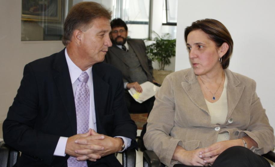 O presidente Jacson Carvalho Leite e a secretária Maria Tereza Uille Gomes avaliam a implantação do comite com a participação de representantes da SEJU, SESP, Celepar e Tribunal de Justiça. Ao fundo, o coordenador do DEPEN, Cezinando Vieira Paredes