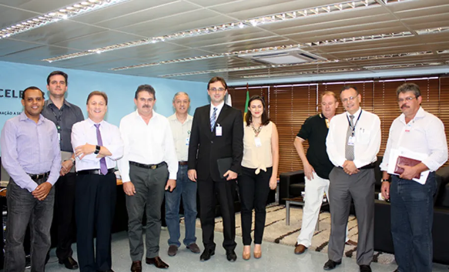 Parceria SEDU e Celepar traz benefícios ao Estado e aos municípios Da esquerda para direita: Luiz Carlos Nunes, Edgar Leandro Machoski, Jacson Leite, Cesar Silvestri, Gilmar Tesseroli, Wellington Otávio Dalmaz, Adriane Nunes Ferreira, Elcio Jorge Marcowcz, Danilo Scalet e Gilson Teixeira