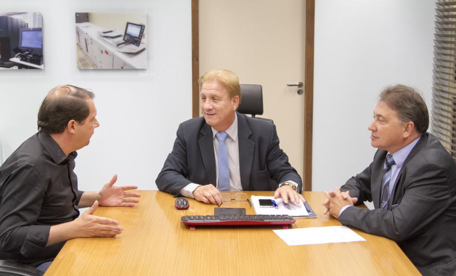 Marcel Micheletto, Jacson Carvalho Leite e Nelson Garcia avaliam a implantação de soluções de modernidade nas prefeituras