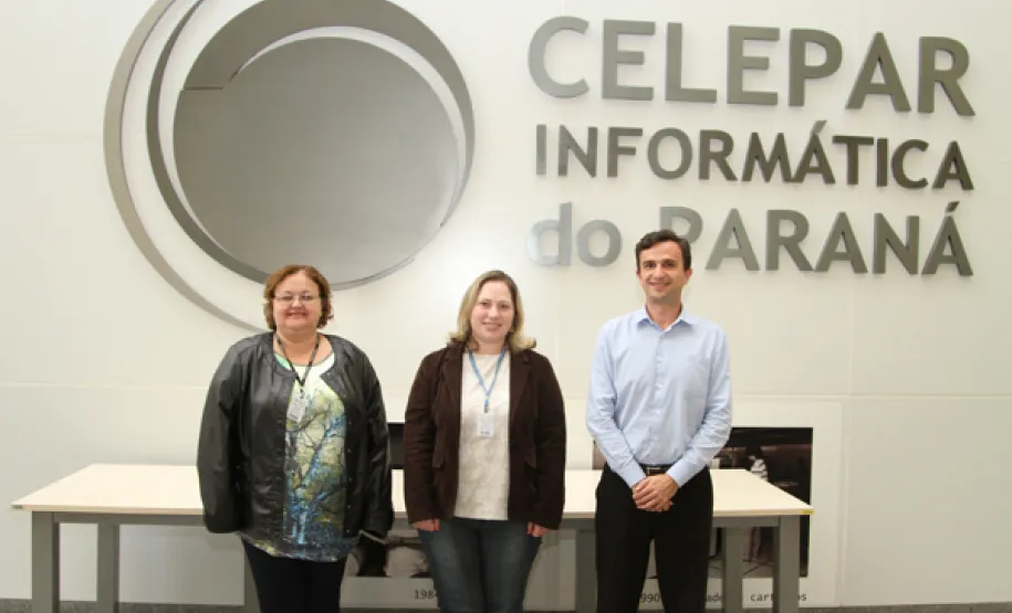 Parceria entre Celepar e Procon-PR garante agilidade ao consumidor paranaense Equipe responsável pelo desenvolvimento do formulário para o portal do Procon-PR: Rúbia Frontelli, Luciana Loli e Valter Schastai