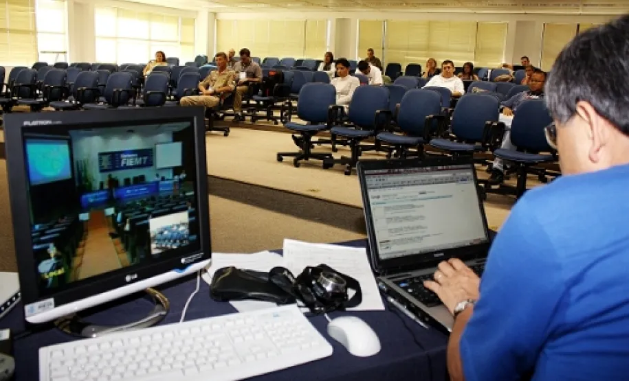 Celepar avalia criação de curso voltado aos idosos para uso de internet em smartphones