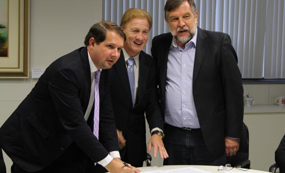 Marcel Micheletto assina como testemunha o termo de resolução firmado entre o presidente Jacson Carvalho Leite e o secretário Flávio Arns