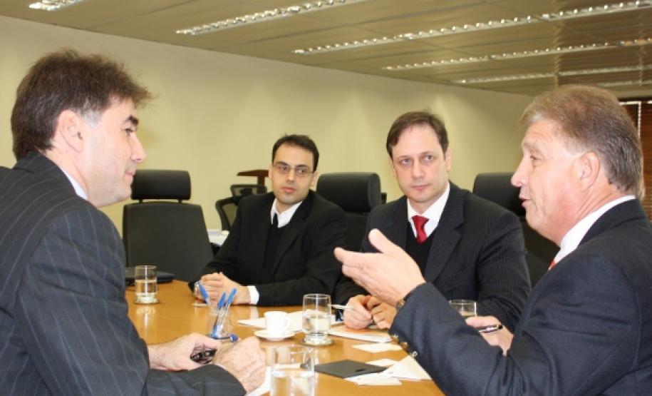 O diretor Jurídico da Celepar, Rafael Moura de Oliveira e o chefe de gabinete do deputado Paranhos, Claudio Stabile (ambos ao fundo) também participaram da reunião