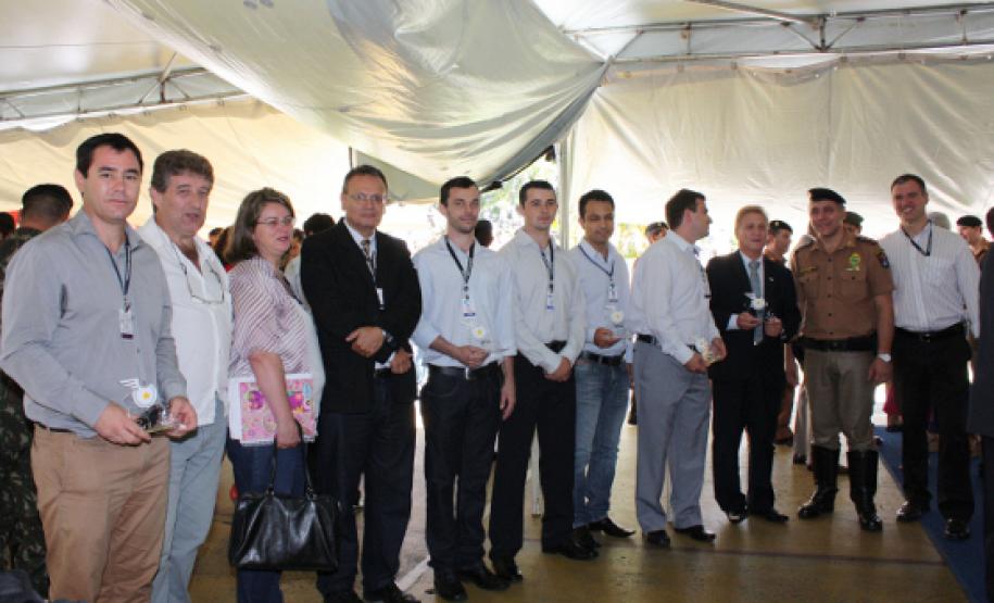 No lançamento do BATEU em Curitiba, o presidente Jacson Carvalho Leite, os diretores Danilo Scalet e José Juracy Macedo, além da equipe técnica da Celepar responsável pelo desenvolvimento do sistema, ao lado comandante do BPTran, tenente-coronel Loemir Mattos de Souza