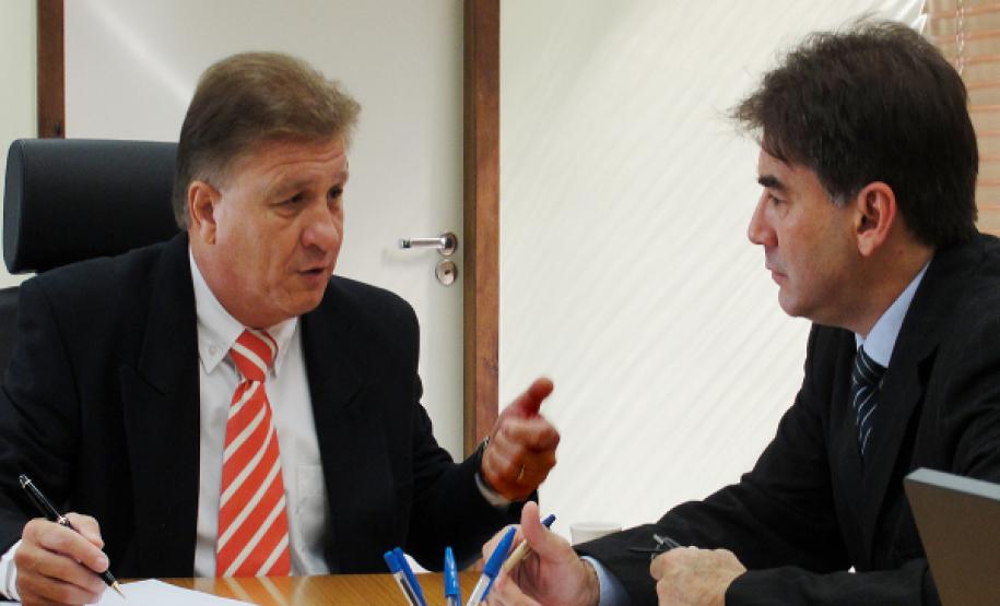 O presidente Jacson Carvalho Leite e o deputado Paranhos discutem soluções de TI para a área de saúde no Estado