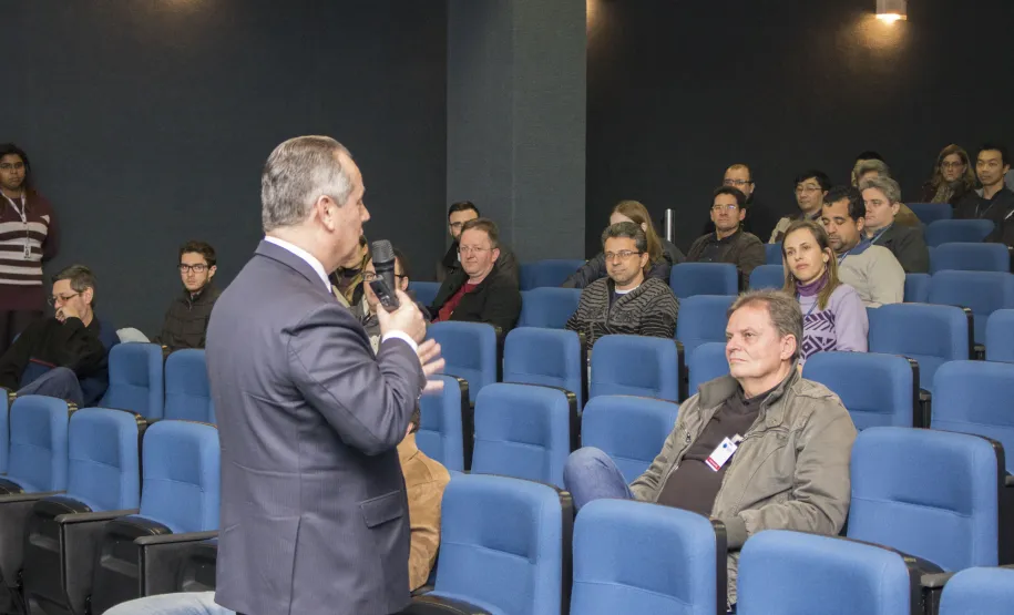 Programa Minha Escolha realiza palestra sobre investimento financeiro