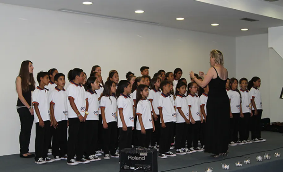 Coral de crianças traz magia do Natal a Celepar