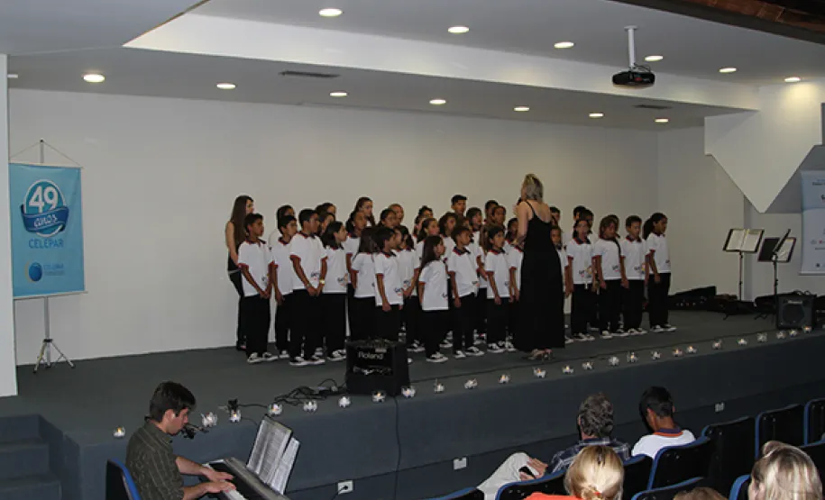 Coral de crianças traz magia do Natal a Celepar