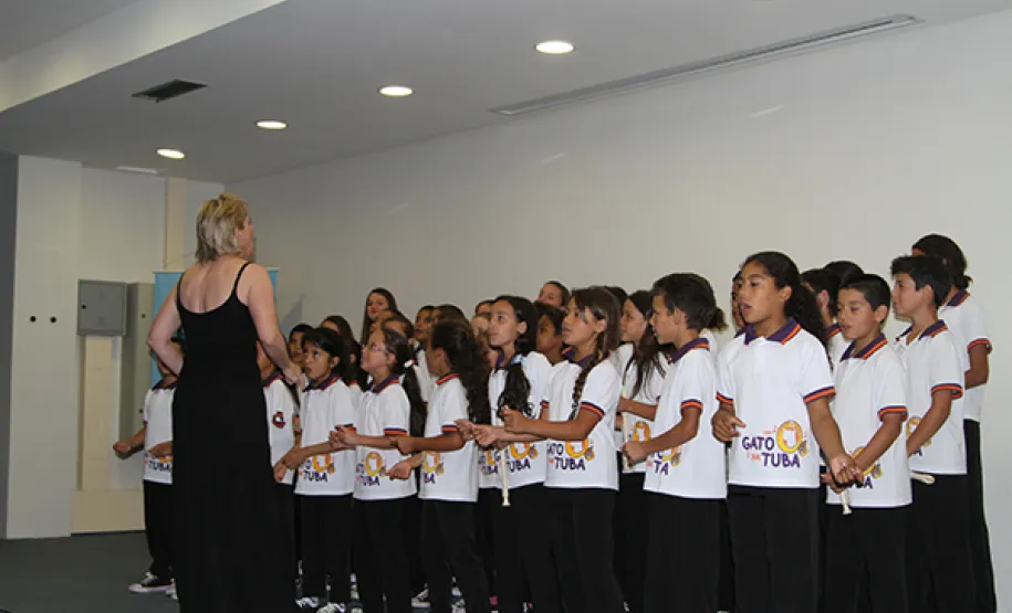 Coral de crianças traz magia do Natal a Celepar