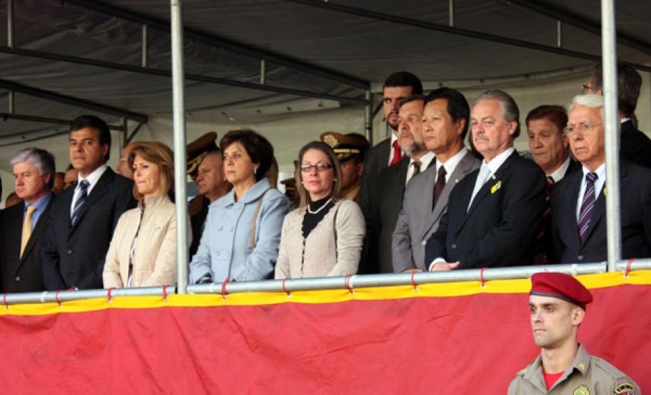 Ao lado do governador Beto Richa e outras autoridades, presidente da Celepar é homenageado pelo Corpo de Bombeiros Palanque com as autoridades homenageadas na manhã de hoje no Corpo de Bombeiros