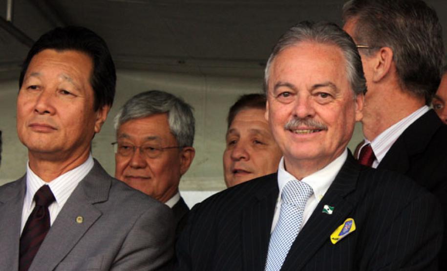 Ao lado do governador Beto Richa e outras autoridades, presidente da Celepar é homenageado pelo Corpo de Bombeiros