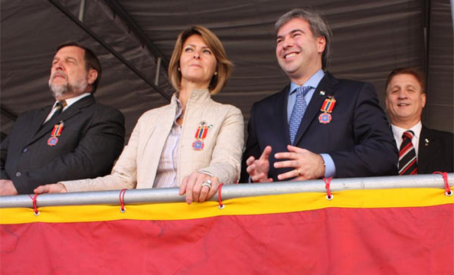 Ao lado do governador Beto Richa e outras autoridades, presidente da Celepar é homenageado pelo Corpo de Bombeiros Vice-Governador Flavio Arns, secretária da Família, Fernanda Richa, o secretário de Segurança Pública, Reinaldo de Almeida Cesar e o presidente Jacson Carvalho Leite