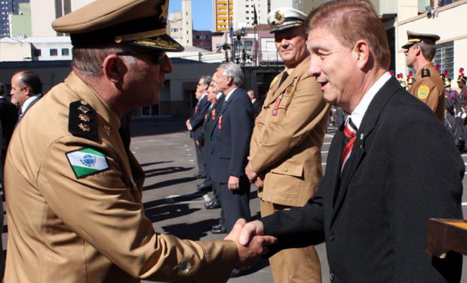Ao lado do governador Beto Richa e outras autoridades, presidente da Celepar é homenageado pelo Corpo de Bombeiros