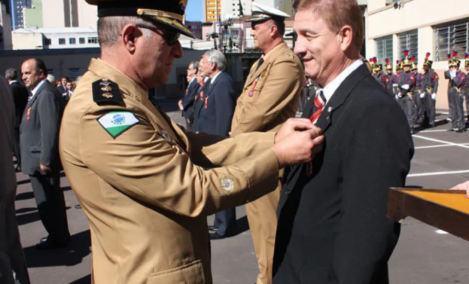 Ao lado do governador Beto Richa e outras autoridades, presidente da Celepar é homenageado pelo Corpo de Bombeiros O presidente Jacson Carvalho Leite recebe a medalha alusiva ao Dia do Bombeiro