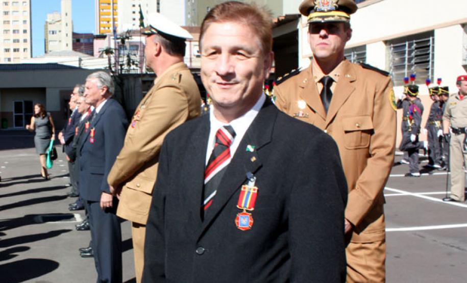 Ao lado do governador Beto Richa e outras autoridades, presidente da Celepar é homenageado pelo Corpo de Bombeiros "É com muita honra que recebo esta homenagem de uma instituição que orgulha a todos os paranaenses", disse o presidente da Celepar no momento da condecoração
