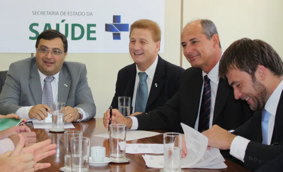 Saúde assina contrato do novo sistema da Central de Regulação x