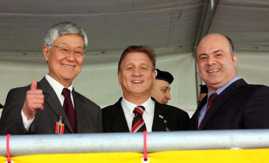 Ao lado do governador Beto Richa e outras autoridades, presidente da Celepar é homenageado pelo Corpo de Bombeiros O presidente Jacson Carvalho Leite entre o secretário do Planejamento e Coordenação Geral, Cassio Taniguchi e o chefe de gabinete daquela pasta, Paulo Henrique Carraro Santos (Paulo Base)