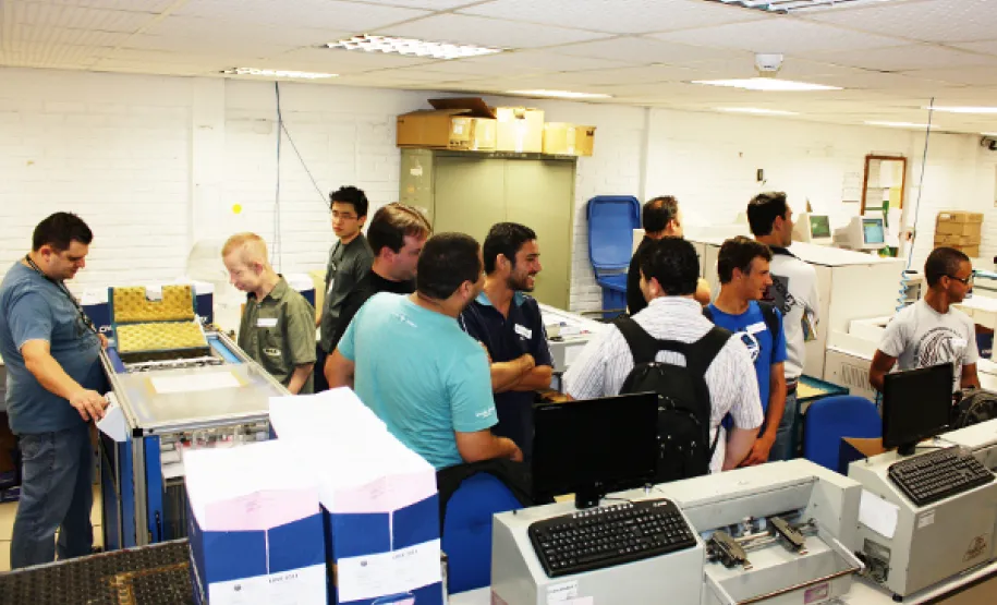 Celepar recebe estudantes da Faculdade Estácio de Sá Os acadêmicos do 2º período do curso de Engenharia Elétrica da Faculdade Estágio de Sá conheceram a estrutura da Celepar