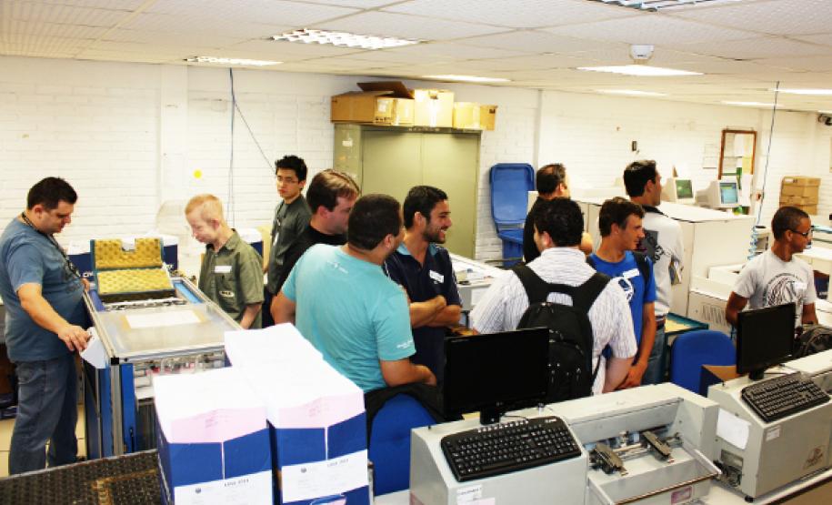 Os acadêmicos do 2º período do curso de Engenharia Elétrica da Faculdade Estágio de Sá conheceram a estrutura da Celepar